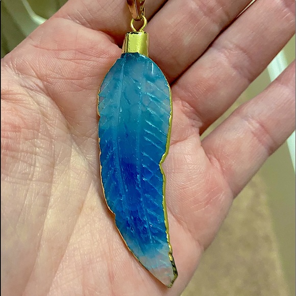 14kt ygp BNIB Blue Ombré Feather Geode Pendant On Necklace - Picture 14 of 14